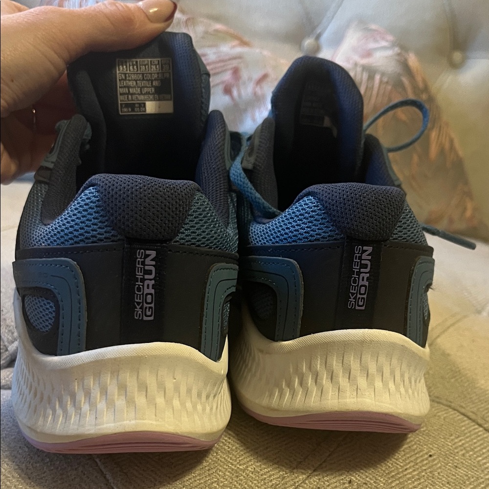 NWT Skechers Women's Go Run consistent 20 air cooled Sneakers - Picture 2 of 3